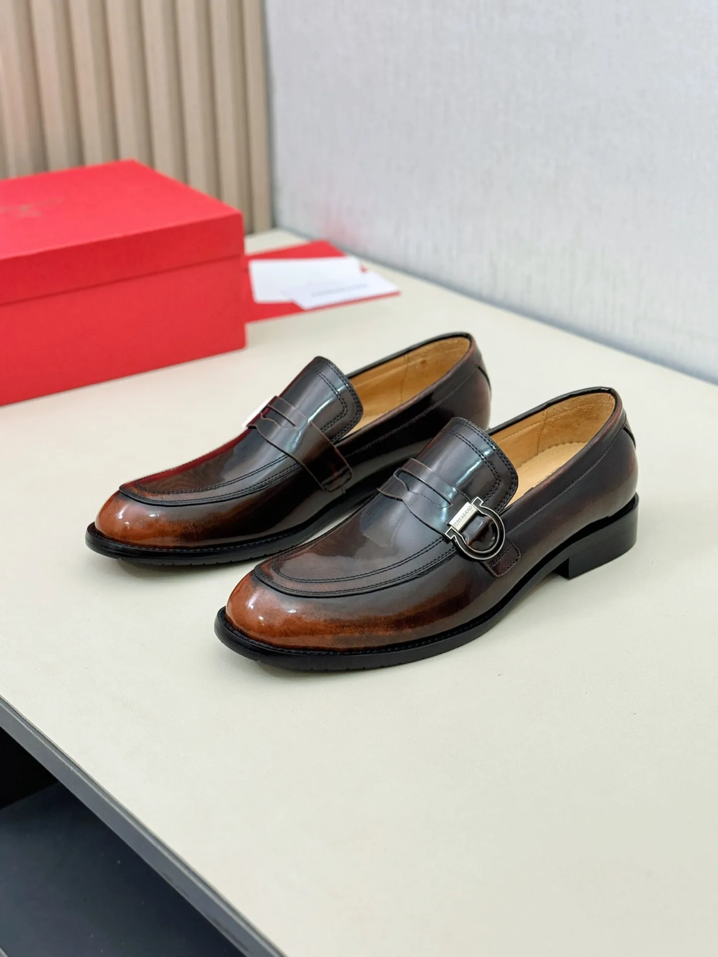 [Ferragamo] P: 560💰 Number of yards: 38~44 (45 orders are non-returnable) Ferragam's new men's formal leather shoes, the fabric is made of imported cowhide, with visible texture, heavy-duty stitching, dyed calfskin inside, standard logo cowhide feet, big-name experience, soft and comfortable on the feet, a men's favorite, special non-slip and wear-resistant rubber soles, easy to handle various occasions, with original box packaging!